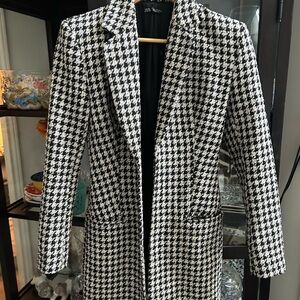 Beautiful houndstooth Zara a Blazer. Excellent condition. Size small.
